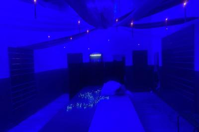 Miniature Location salle Thiais (Val-de-Marne) - Factory Club #7 Salle vide avec un sol en parquet sombre, éclairée par la lumière naturelle entrant par de grandes fenêtres.