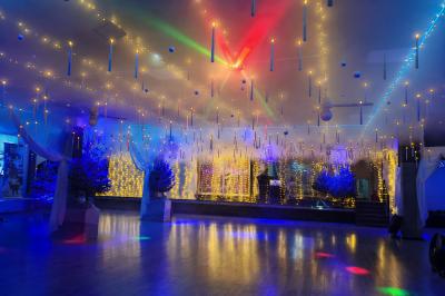 Miniature Location salle Thiais (Val-de-Marne) - Factory Club #8 Salle vide avec un sol en parquet sombre, éclairée par la lumière naturelle entrant par de grandes fenêtres.