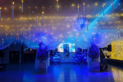 Miniature Location salle Thiais (Val-de-Marne) - Factory Club #4 Salle vide avec un sol en parquet sombre, éclairée par la lumière naturelle entrant par de grandes fenêtres.