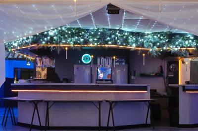 Miniature Location salle Thiais (Val-de-Marne) - Factory Club #2 Salle vide avec un sol en parquet sombre, éclairée par la lumière naturelle entrant par de grandes fenêtres.