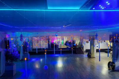 Miniature Location salle Thiais (Val-de-Marne) - Factory Club #9 Salle vide avec un sol en parquet sombre, éclairée par la lumière naturelle entrant par de grandes fenêtres.