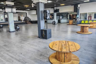 Miniature Location salle Thiais (Val-de-Marne) - Factory Club #12 Salle vide avec un sol en parquet sombre, éclairée par la lumière naturelle entrant par de grandes fenêtres.