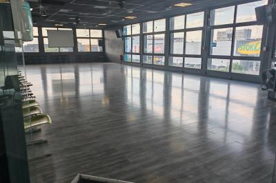 Miniature Location salle Thiais (Val-de-Marne) - Factory Club #10 Salle vide avec un sol en parquet sombre, éclairée par la lumière naturelle entrant par de grandes fenêtres.