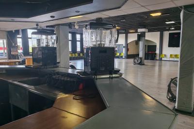 Miniature Location salle Thiais (Val-de-Marne) - Factory Club #11 Salle vide avec un sol en parquet sombre, éclairée par la lumière naturelle entrant par de grandes fenêtres.