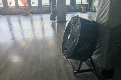 Miniature Location salle Thiais (Val-de-Marne) - Factory Club #13 Salle vide avec un sol en parquet sombre, éclairée par la lumière naturelle entrant par de grandes fenêtres.