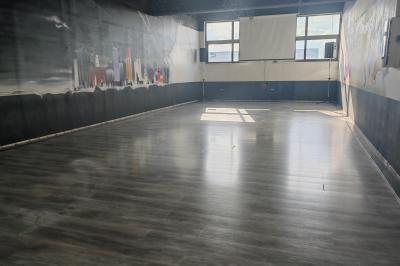 Miniature Location salle Thiais (Val-de-Marne) - Factory Club #14 Salle vide avec un sol en parquet sombre, éclairée par la lumière naturelle entrant par de grandes fenêtres.