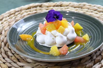 Miniature Traiteur Magny-les-Hameaux (Yvelines) - Lars Traiteur #17 Gâteau de fête décoré de bougies scintillantes, entouré de desserts et de convives en arrière-plan flou.