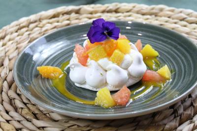 Miniature Traiteur Magny-les-Hameaux (Yvelines) - Lars Traiteur #18 Gâteau de fête décoré de bougies scintillantes, entouré de desserts et de convives en arrière-plan flou.