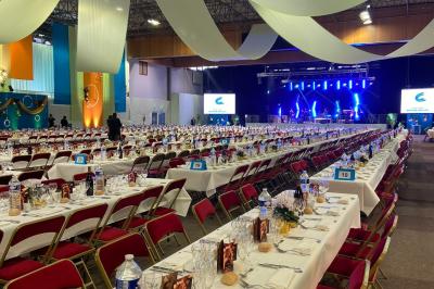 Miniature Traiteur Magny-les-Hameaux (Yvelines) - Lars Traiteur #28 Gâteau de fête décoré de bougies scintillantes, entouré de desserts et de convives en arrière-plan flou.