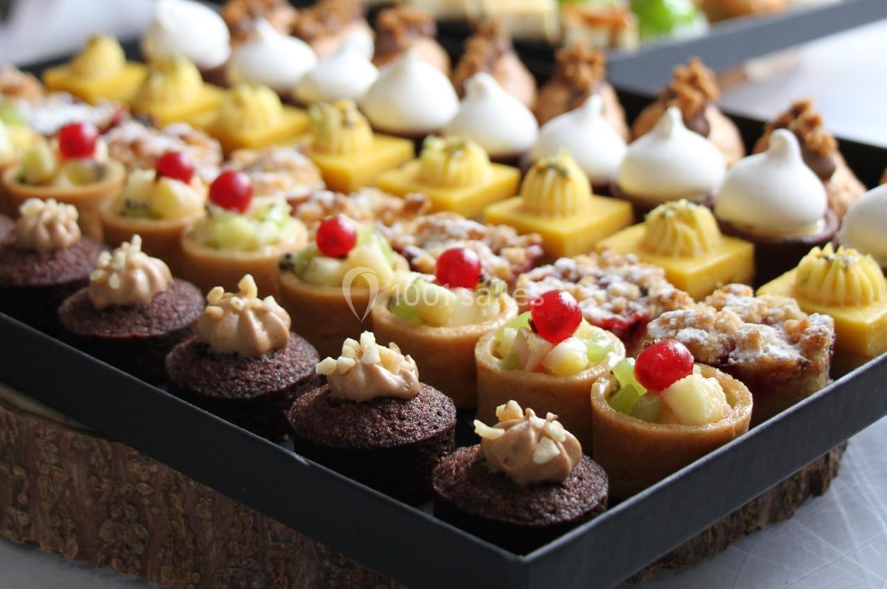 Plateau de mignardises variées comprenant tartelettes, gâteaux au chocolat et desserts fruités.