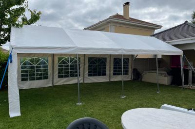 Miniature Décibel Event  #2 Guirlandes lumineuses suspendues sous une tente blanche avec une toile translucide.