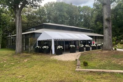 Miniature Décibel Event  #7 Guirlandes lumineuses suspendues sous une tente blanche avec une toile translucide.