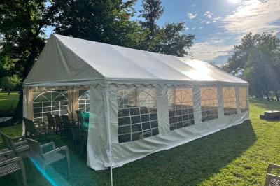 Miniature Décibel Event  #8 Guirlandes lumineuses suspendues sous une tente blanche avec une toile translucide.