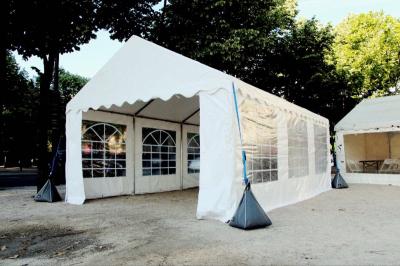 Miniature Décibel Event  #9 Guirlandes lumineuses suspendues sous une tente blanche avec une toile translucide.