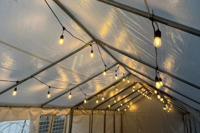Miniature Décibel Event  #12 Guirlandes lumineuses suspendues sous une tente blanche avec une toile translucide.