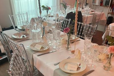 Miniature Décibel Event  #11 Guirlandes lumineuses suspendues sous une tente blanche avec une toile translucide.