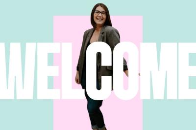 Miniature Justine Compagnon Wedding #2 Façade d'une maison ancienne avec volets bleus, entourée de végétation et éclairée par des guirlandes lumineuses.