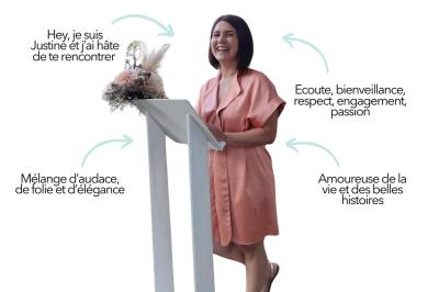 Miniature Justine Compagnon Wedding #4 Façade d'une maison ancienne avec volets bleus, entourée de végétation et éclairée par des guirlandes lumineuses.