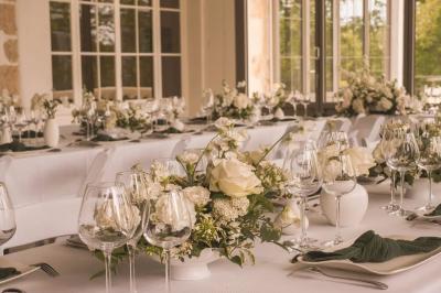 Miniature Justine Compagnon Wedding #6 Façade d'une maison ancienne avec volets bleus, entourée de végétation et éclairée par des guirlandes lumineuses.