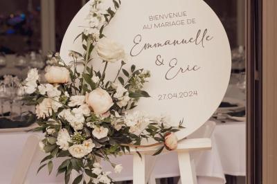 Miniature Justine Compagnon Wedding #7 Façade d'une maison ancienne avec volets bleus, entourée de végétation et éclairée par des guirlandes lumineuses.