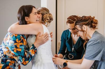 Miniature Justine Compagnon Wedding #10 Façade d'une maison ancienne avec volets bleus, entourée de végétation et éclairée par des guirlandes lumineuses.