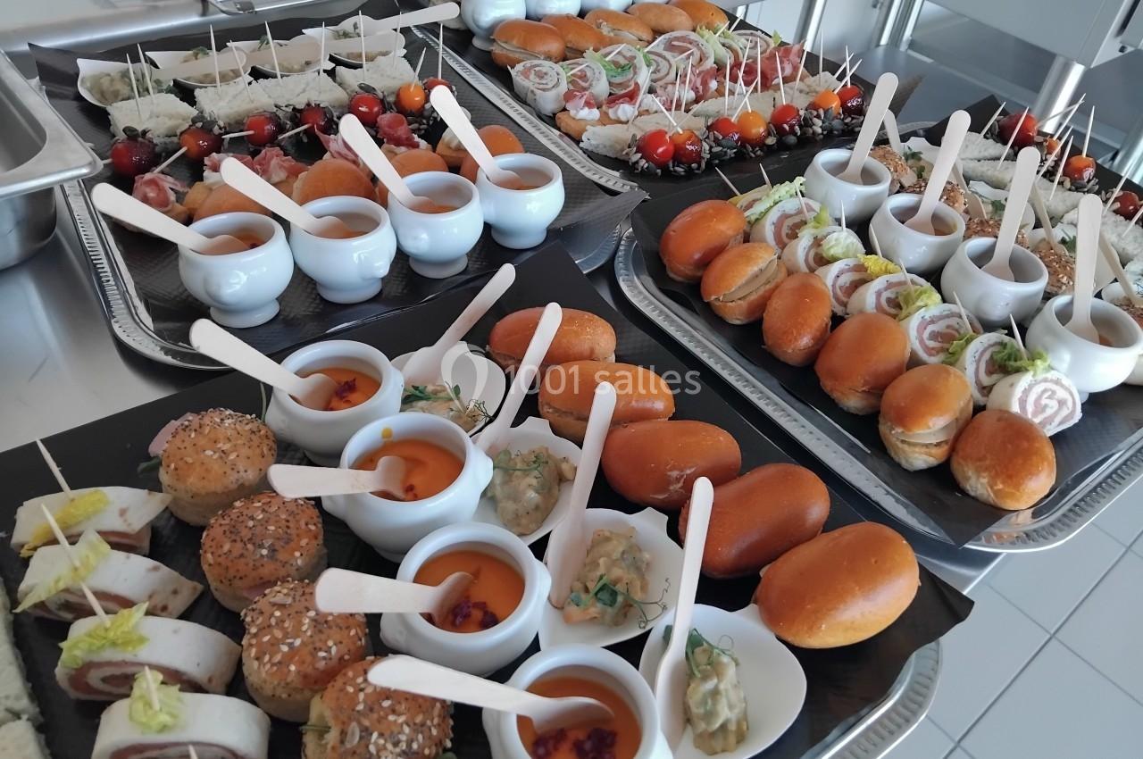 Plateaux de buffet avec assortiments de bouchées salées, verrines, mini-sandwichs et brochettes apéritives.