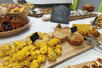 Miniature Traiteur Breuillet (Essonne) - Ardélices Buffet #6 Bagels au sésame garnis de fromage frais, de légumes verts et d'herbes, disposés sur un plateau.