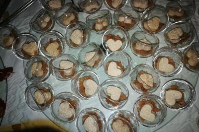 Miniature Traiteur Breuillet (Essonne) - Ardélices Buffet #8 Bagels au sésame garnis de fromage frais, de légumes verts et d'herbes, disposés sur un plateau.