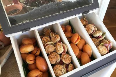 Miniature Traiteur Breuillet (Essonne) - Ardélices Buffet #10 Bagels au sésame garnis de fromage frais, de légumes verts et d'herbes, disposés sur un plateau.