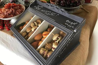 Miniature Traiteur Breuillet (Essonne) - Ardélices Buffet #11 Bagels au sésame garnis de fromage frais, de légumes verts et d'herbes, disposés sur un plateau.