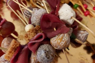 Miniature Traiteur Breuillet (Essonne) - Ardélices Buffet #12 Bagels au sésame garnis de fromage frais, de légumes verts et d'herbes, disposés sur un plateau.