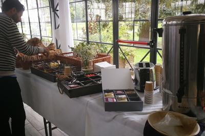 Miniature Traiteur Breuillet (Essonne) - Ardélices Buffet #18 Bagels au sésame garnis de fromage frais, de légumes verts et d'herbes, disposés sur un plateau.