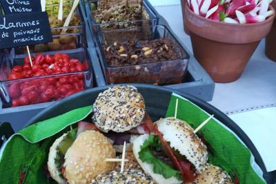 Miniature Traiteur Breuillet (Essonne) - Ardélices Buffet #22 Bagels au sésame garnis de fromage frais, de légumes verts et d'herbes, disposés sur un plateau.