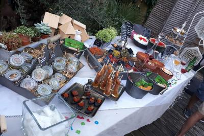 Miniature Traiteur Breuillet (Essonne) - Ardélices Buffet #23 Bagels au sésame garnis de fromage frais, de légumes verts et d'herbes, disposés sur un plateau.