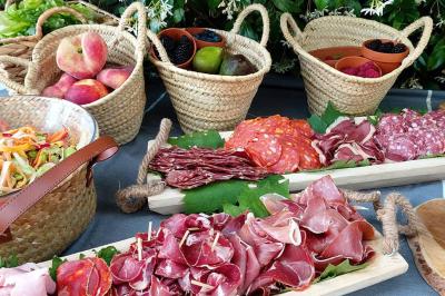 Miniature Traiteur Breuillet (Essonne) - Ardélices Buffet #26 Bagels au sésame garnis de fromage frais, de légumes verts et d'herbes, disposés sur un plateau.