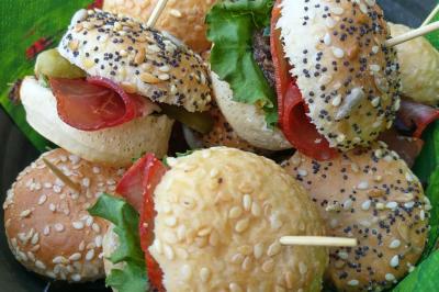 Miniature Traiteur Breuillet (Essonne) - Ardélices Buffet #29 Bagels au sésame garnis de fromage frais, de légumes verts et d'herbes, disposés sur un plateau.