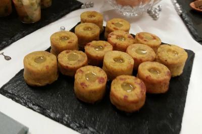 Miniature Traiteur Breuillet (Essonne) - Ardélices Buffet #30 Bagels au sésame garnis de fromage frais, de légumes verts et d'herbes, disposés sur un plateau.