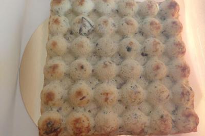 Miniature Traiteur Breuillet (Essonne) - Ardélices Buffet #32 Bagels au sésame garnis de fromage frais, de légumes verts et d'herbes, disposés sur un plateau.