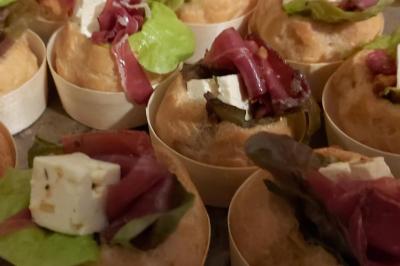 Miniature Traiteur Breuillet (Essonne) - Ardélices Buffet #33 Bagels au sésame garnis de fromage frais, de légumes verts et d'herbes, disposés sur un plateau.