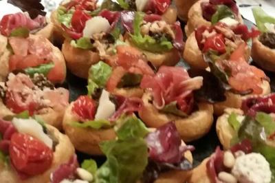 Miniature Traiteur Breuillet (Essonne) - Ardélices Buffet #34 Bagels au sésame garnis de fromage frais, de légumes verts et d'herbes, disposés sur un plateau.