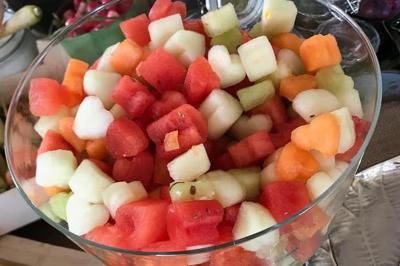 Miniature Traiteur Breuillet (Essonne) - Ardélices Buffet #35 Bagels au sésame garnis de fromage frais, de légumes verts et d'herbes, disposés sur un plateau.