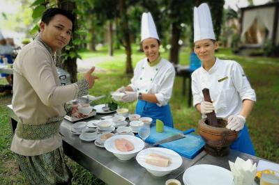Miniature Traiteur Breuillet (Essonne) - Ardélices Buffet #38 Bagels au sésame garnis de fromage frais, de légumes verts et d'herbes, disposés sur un plateau.