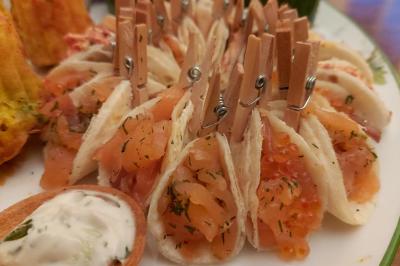 Miniature Traiteur Breuillet (Essonne) - Ardélices Buffet #39 Bagels au sésame garnis de fromage frais, de légumes verts et d'herbes, disposés sur un plateau.
