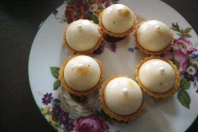 Miniature Traiteur Breuillet (Essonne) - Ardélices Buffet #42 Bagels au sésame garnis de fromage frais, de légumes verts et d'herbes, disposés sur un plateau.