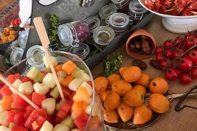 Miniature Traiteur Breuillet (Essonne) - Ardélices Buffet #46 Bagels au sésame garnis de fromage frais, de légumes verts et d'herbes, disposés sur un plateau.