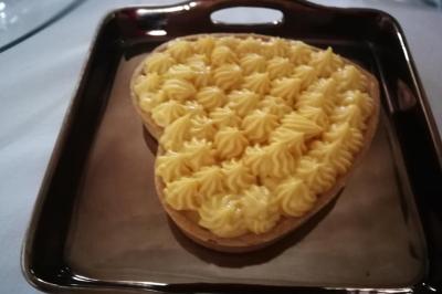 Miniature Traiteur Breuillet (Essonne) - Ardélices Buffet #48 Bagels au sésame garnis de fromage frais, de légumes verts et d'herbes, disposés sur un plateau.