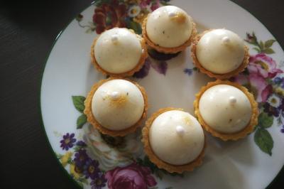 Miniature Traiteur Breuillet (Essonne) - Ardélices Buffet #50 Bagels au sésame garnis de fromage frais, de légumes verts et d'herbes, disposés sur un plateau.