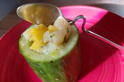 Miniature Traiteur Breuillet (Essonne) - Ardélices Buffet #52 Bagels au sésame garnis de fromage frais, de légumes verts et d'herbes, disposés sur un plateau.