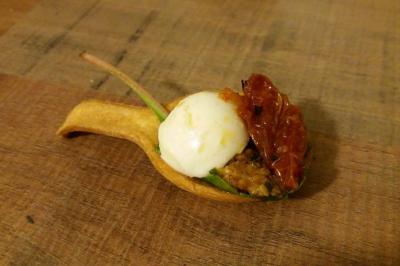 Miniature Traiteur Breuillet (Essonne) - Ardélices Buffet #43 Bagels au sésame garnis de fromage frais, de légumes verts et d'herbes, disposés sur un plateau.