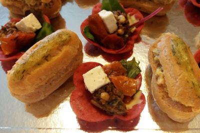 Miniature Traiteur Breuillet (Essonne) - Ardélices Buffet #53 Bagels au sésame garnis de fromage frais, de légumes verts et d'herbes, disposés sur un plateau.